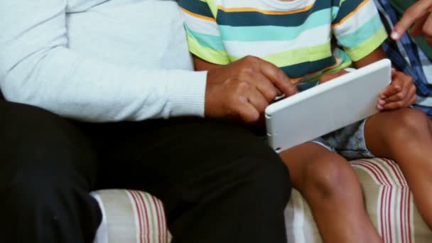 Mehrgenerationenfamilie Mit Digitalem Tablet Heimischen Wohnzimmer — Stockvideo