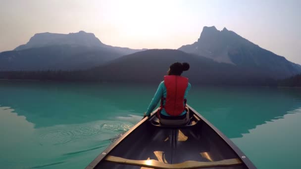 Mulher Viajando Barco Lago Dia Ensolarado — Vídeo de Stock
