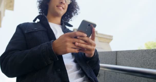 Man Met Mobiele Telefoon Terwijl Naar Beneden Wordt Verplaatst Campus — Stockvideo