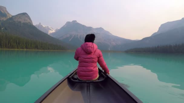 Mujer Viajando Barco Lago Día Soleado — Vídeos de Stock