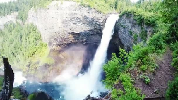 美丽的瀑布从悬崖坠落在一个晴朗的日子4K — 图库视频影像