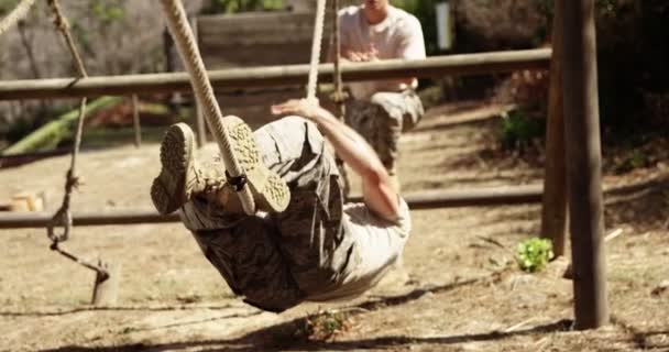 Soldado Militar Cruzando Cuerda Durante Carrera Obstáculos Campo Entrenamiento — Vídeo de stock