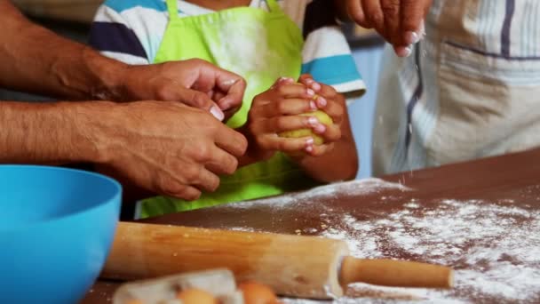 Família Várias Gerações Preparando Sobremesa Cozinha Casa — Vídeo de Stock