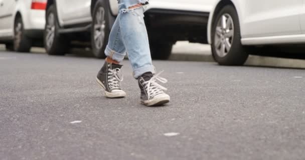 の通りの上を歩く男の低いセクション — ストック動画