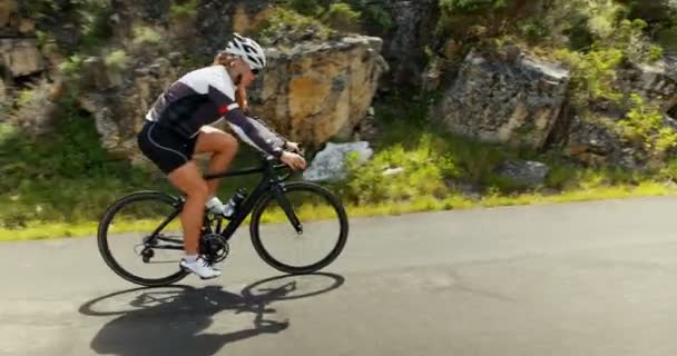 Ciclista Femenina Bicicleta Una Carretera Rural Día Soleado — Vídeos de Stock