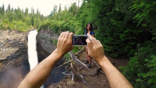快乐的女人得到自我拍摄附近的瀑布4K — 图库视频影像