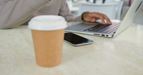 Primer Plano Del Hombre Usando Ordenador Portátil Cafetería — Vídeos de Stock