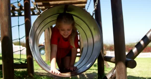 Κορίτσι Παίζει Στον Κήπο Μια Ηλιόλουστη Ημέρα — Αρχείο Βίντεο