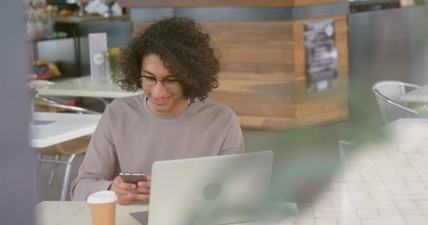 Hombre Usando Teléfono Móvil Cafetería — Vídeos de Stock