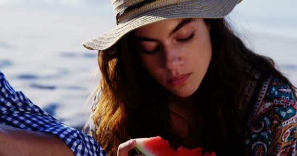 Nahaufnahme Der Schönen Frau Mit Wassermelone Einem Sonnigen Tag — Stockvideo