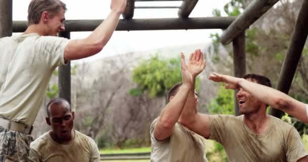 Militärangehörige Entspannen Sich Bei Hindernisparcours Boot Camp — Stockvideo