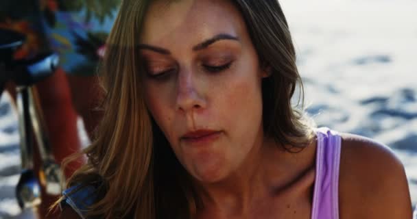 一个阳光明媚的日子里有西瓜的美丽女人特写4K — 图库视频影像