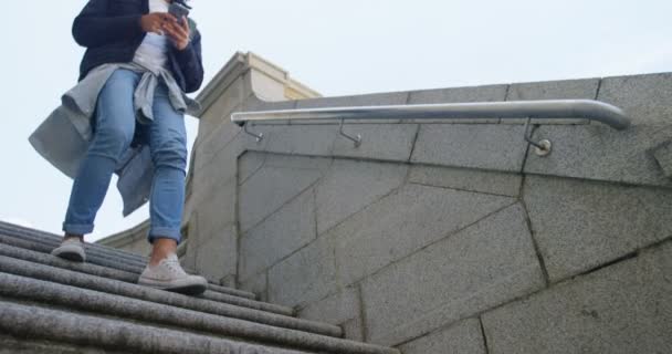 Man Använder Mobiltelefon Medan Flyttar Campus — Stockvideo