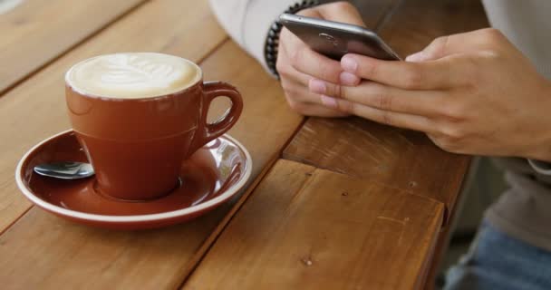 Primer Plano Del Hombre Usando Teléfono Móvil Cafetería — Vídeo de stock