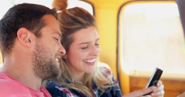 Couple Heureux Prenant Selfie Avec Téléphone Portable Dans Une Voiture — Video