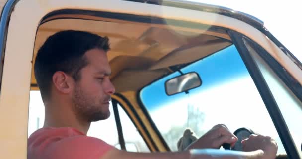 Retrato Del Hombre Sentado Coche Día Soleado — Vídeo de stock