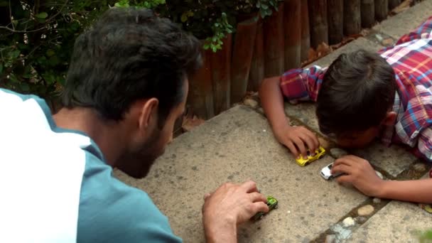 Padre Hijo Jugando Con Juguetes Jardín — Vídeo de stock