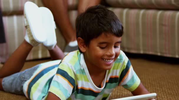 Pojke Med Digital Tablett Vardagsrummet Hemma — Stockvideo