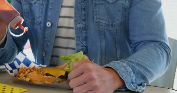 Homem Derramando Molho Batatas Fritas Café — Vídeo de Stock