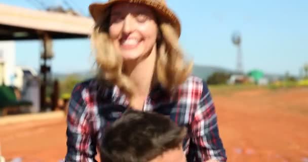 Człowiek Daje Przejażdżkę Piggyback Kobiecie Słoneczny Dzień — Wideo stockowe