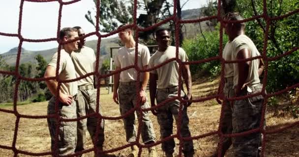 Soldados Militares Interactuando Entre Campo Entrenamiento Durante Carrera Obstáculos — Vídeos de Stock