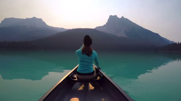 Mulher Viajando Barco Lago Dia Ensolarado — Vídeo de Stock