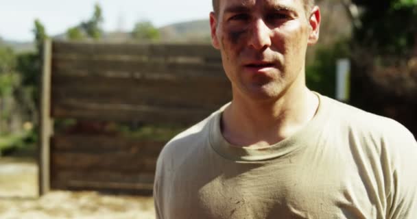 Militaria Żołnierz Stojący Boot Camp Podczas Tor Przeszkód — Wideo stockowe