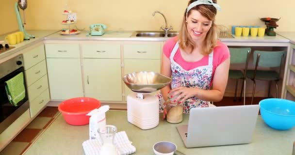 Servitris Förbereda Mat Medan Använder Laptop Café — Stockvideo