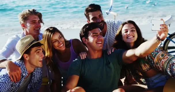 Glimlachende Man Nemen Selfie Met Zijn Vrienden Het Strand Tijdens — Stockvideo