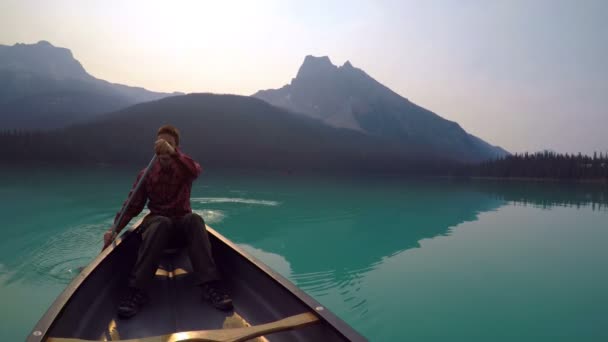 Mann Der Einem Sonnigen Tag Auf Einem Boot See Unterwegs — Stockvideo