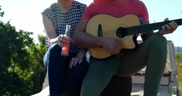Hombre Joven Tocando Guitarra Para Mujer — Vídeos de Stock