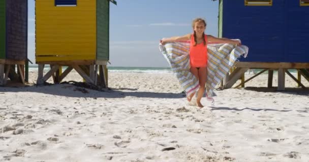 Menina Divertindo Praia Dia Ensolarado — Vídeo de Stock