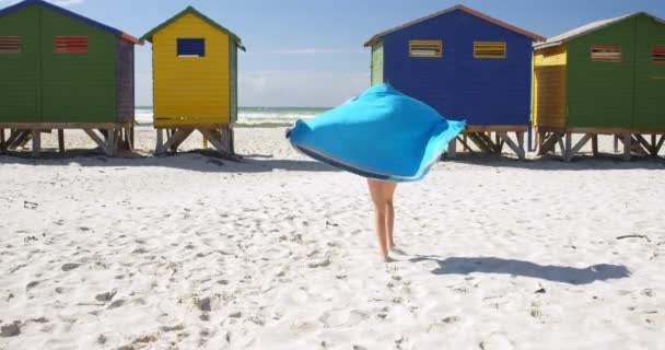 Menina Com Toalha Andando Praia Dia Ensolarado — Vídeo de Stock