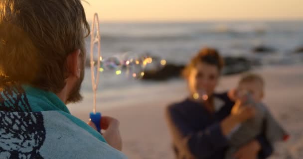 夕暮れ の中にビーチで楽しんで家族 — ストック動画