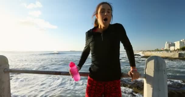 Kvinna Som Jogging Nära Havet Solig Dag — Stockvideo