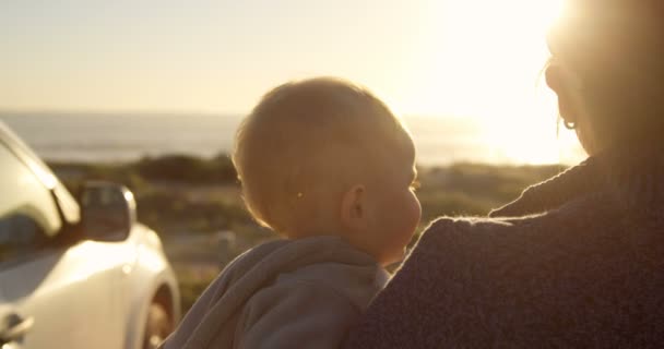 Mutter Hält Ihren Kleinen Jungen Strandnähe Bei Sonnenuntergang — Stockvideo