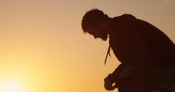 Man Dragen Wetsuit Het Strand Tijdens Zonsondergang — Stockvideo