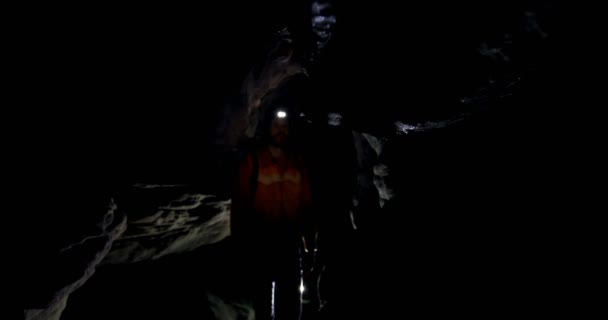 男性徒步旅行者探索农村黑暗洞穴4K — 图库视频影像