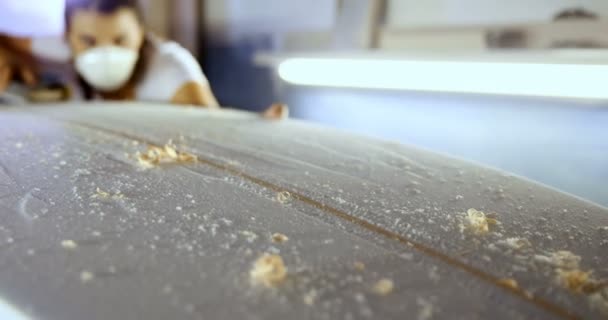 Mujer Joven Haciendo Tabla Surf Taller — Vídeo de stock