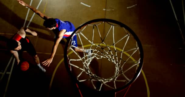 Konkurenty Muže Hrát Basketbal Soudu — Stock video