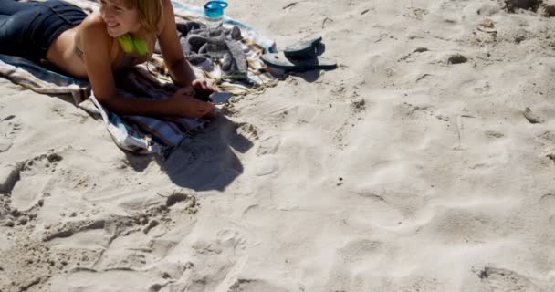 Glücklich Teenager Mädchen Entspannen Strand — Stockvideo