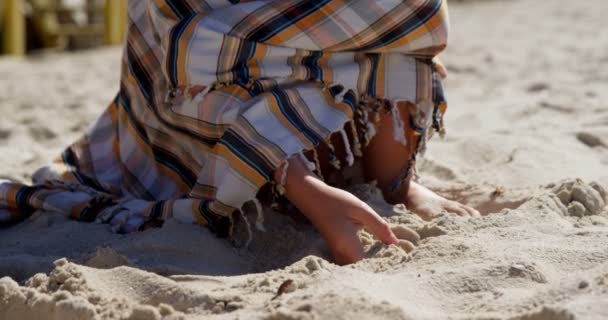 Tonårsflicka Insvept Filt Leker Med Sand Stranden — Stockvideo