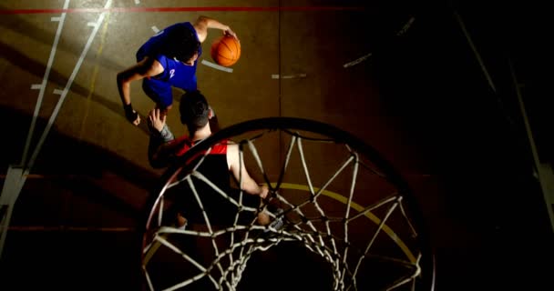 Concurrents Masculins Jouant Basket Dans Court — Video