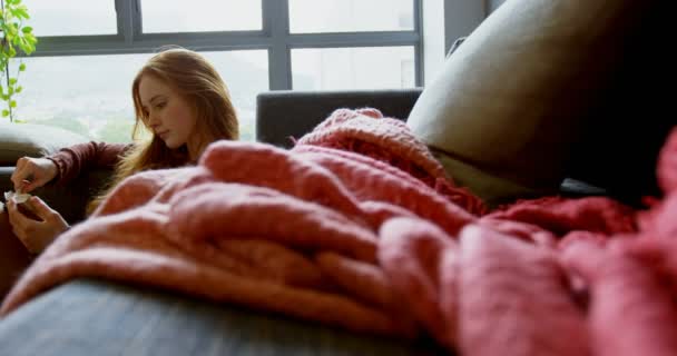 Vrouw Lezen Van Een Boek Woonkamer Bij Huis — Stockvideo