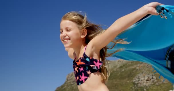 Χαριτωμένο Κορίτσι Παίζει Κουβέρτα Στην Παραλία — Αρχείο Βίντεο