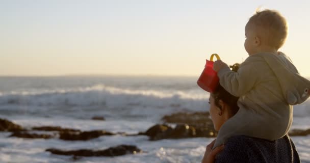 Μητέρα Παίζοντας Αγόρι Μωρό Στην Παραλία Κατά Διάρκεια Του Ηλιοβασιλέματος — Αρχείο Βίντεο
