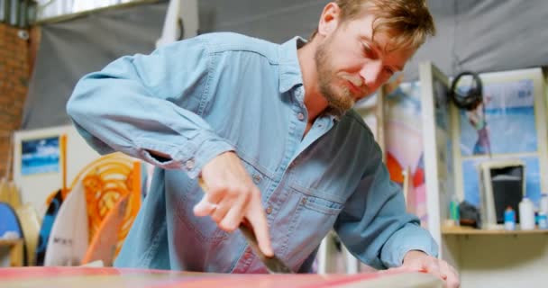 Hombre Haciendo Tabla Surf Taller — Vídeos de Stock