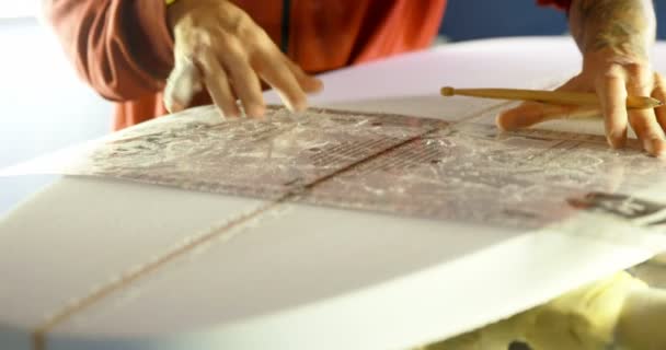 Hombre Haciendo Tabla Surf Taller — Vídeos de Stock