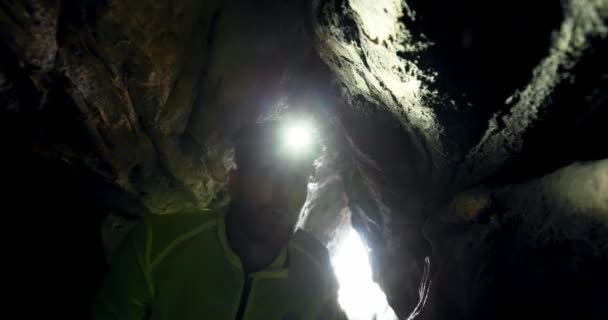 男性ハイカー田舎 で暗い洞窟を探索 — ストック動画