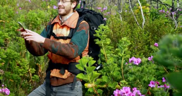 Caminante Masculino Tomando Selfie Con Teléfono Móvil Campo — Vídeos de Stock